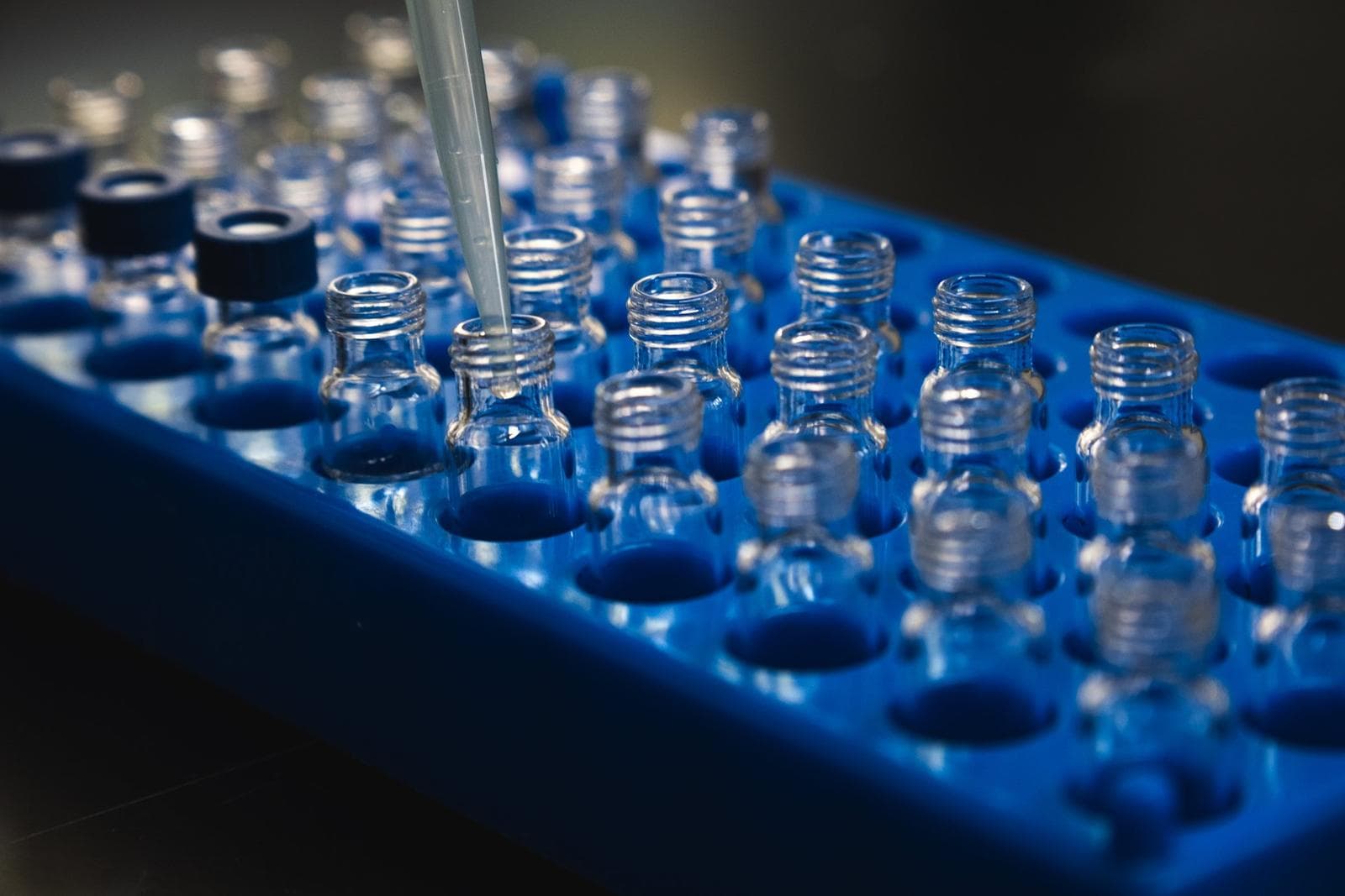 Pipette et flacons d’analyse au laboratoire