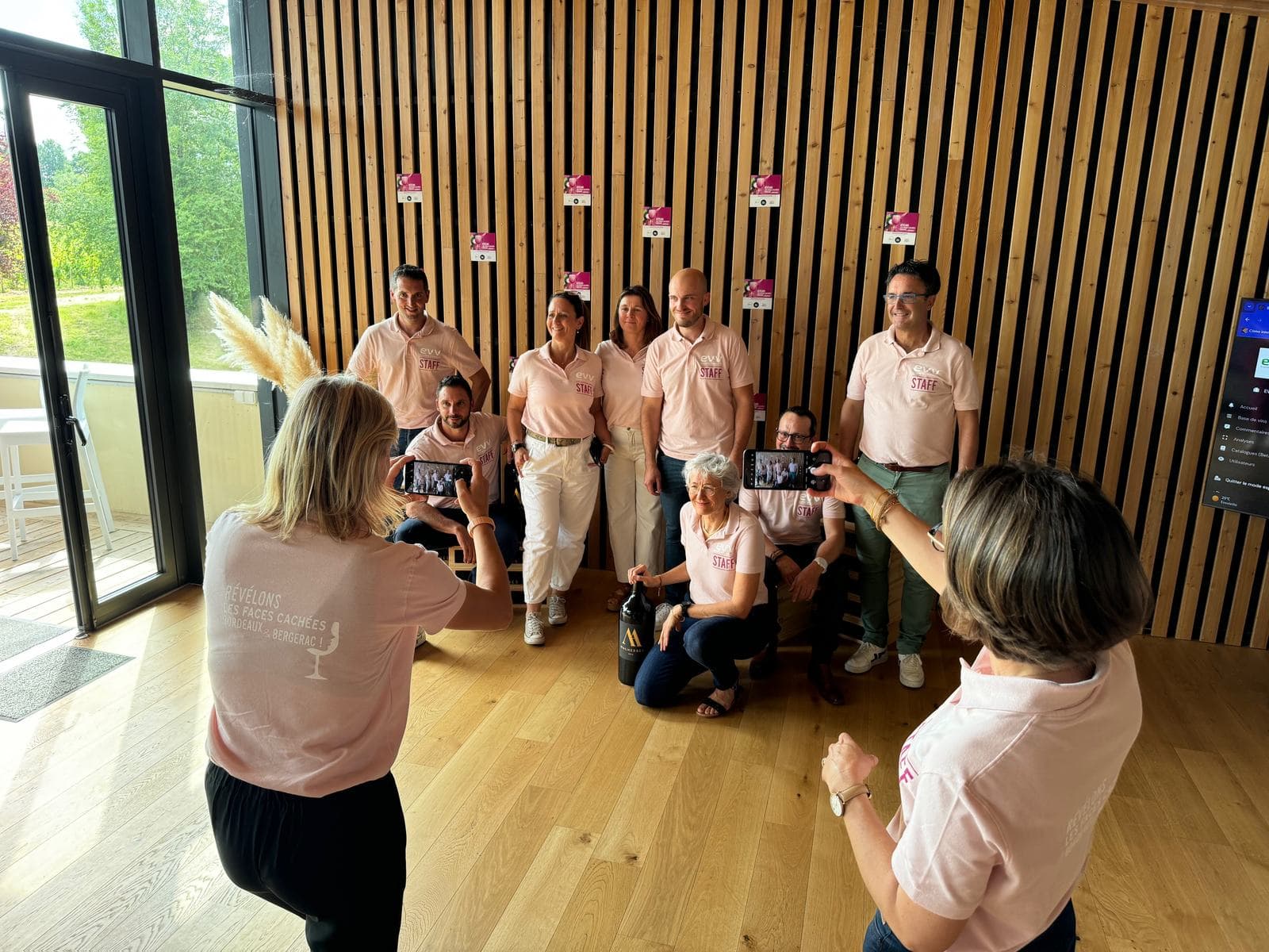 L’équipe en polo staff, photographiée avec un magnum