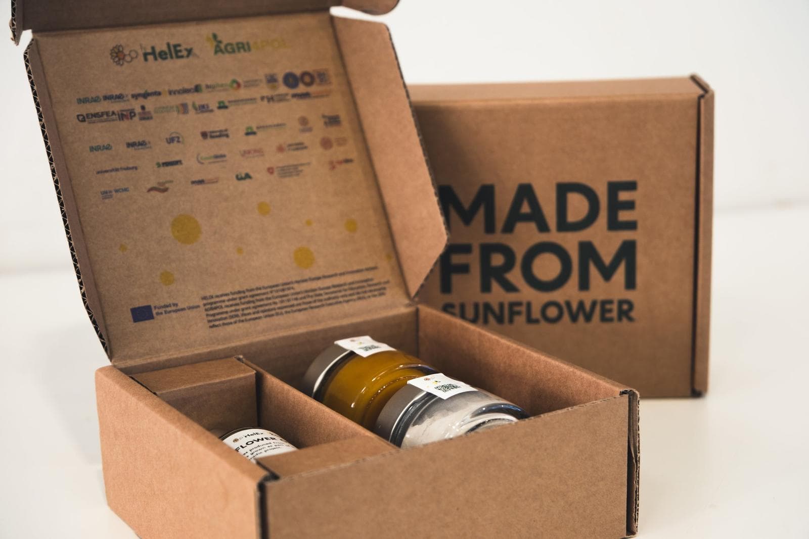 Coffret kraft ouvert avec les logos partenaires